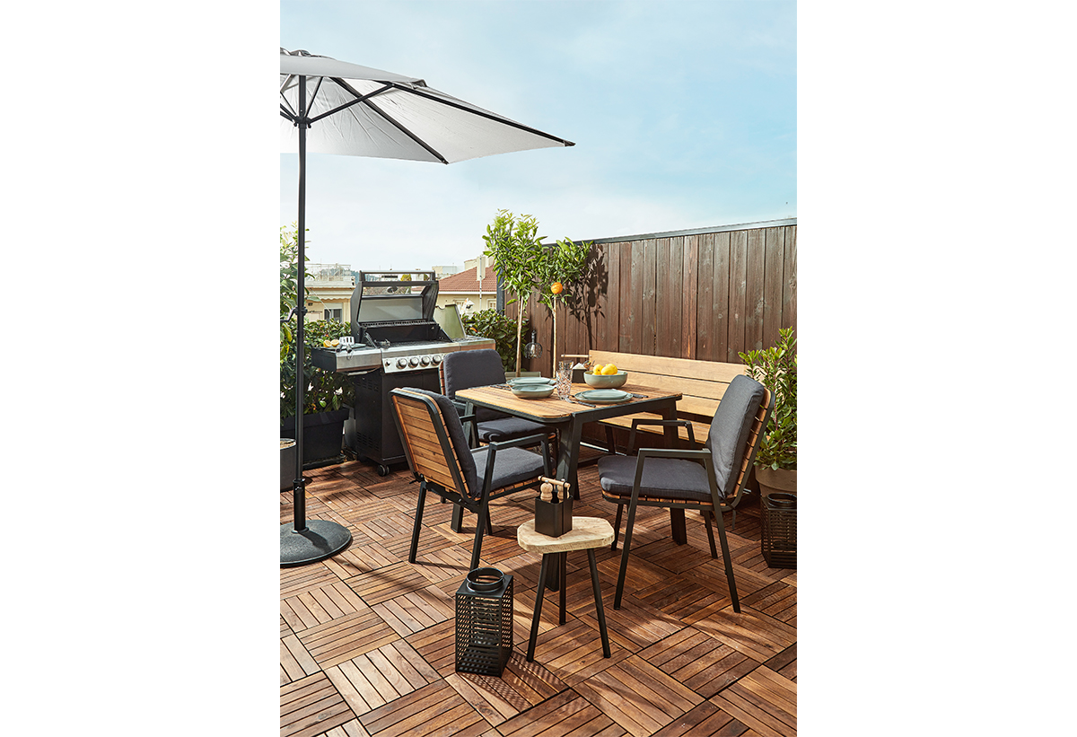 Απεικονίζεται το τραπεζάκι σε μια αυλή 